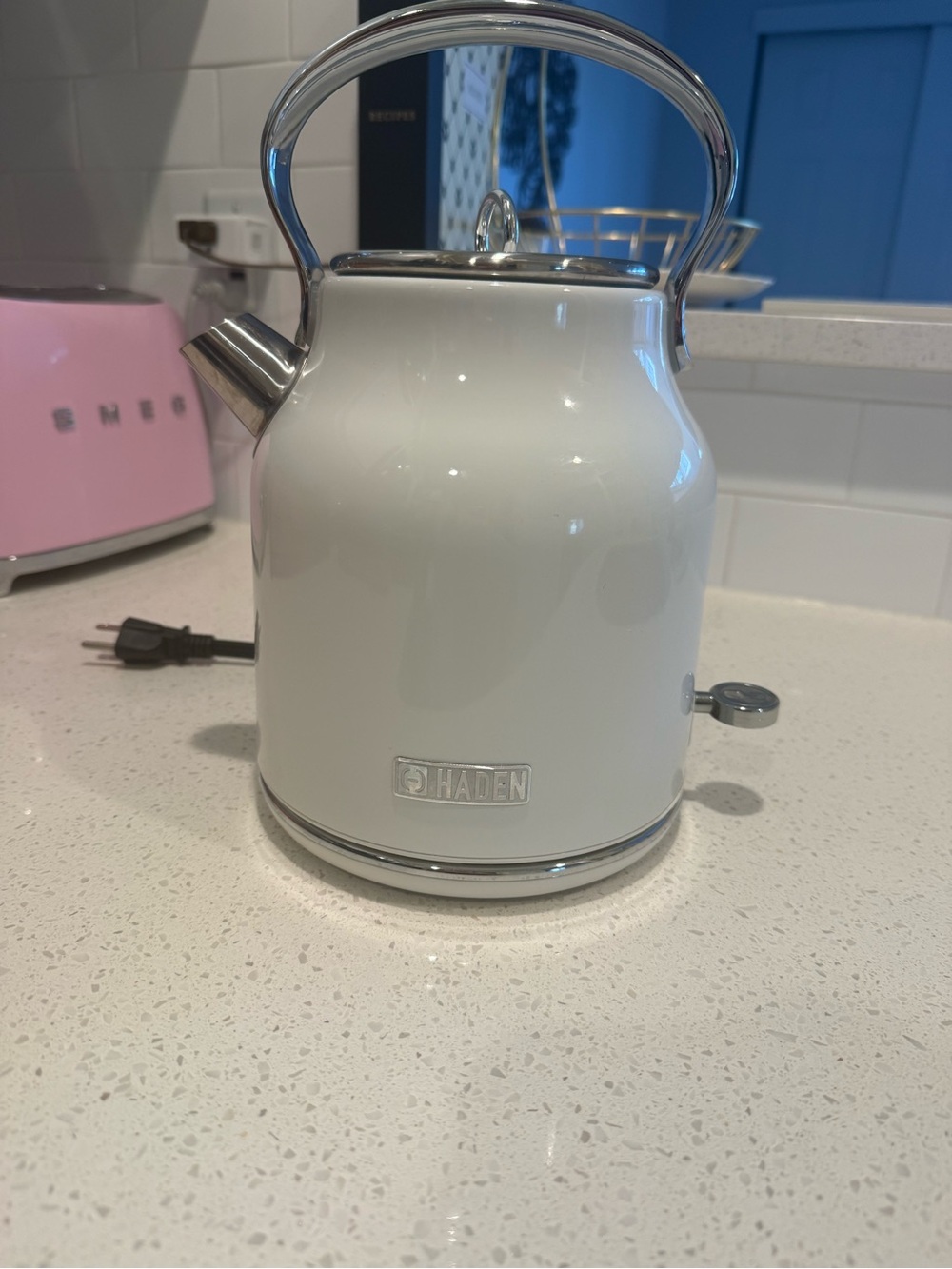 Hayden White Retro-Style Electric Kettle with Chrome Accents